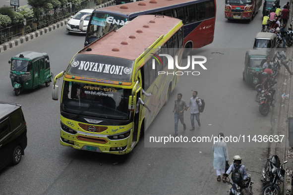 People are commuting to work as government and non-government offices are opening today after 4 days following the recent clash between poli...