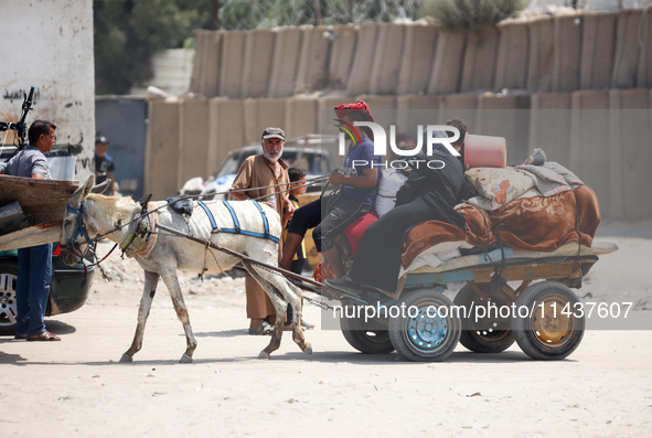 Palestinians are fleeing the eastern part of Khan Younis as they make their way after being ordered by the Israeli army to evacuate their ne...