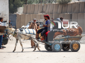 Palestinians are fleeing the eastern part of Khan Younis as they make their way after being ordered by the Israeli army to evacuate their ne...