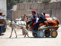 Palestinians are fleeing the eastern part of Khan Younis as they make their way after being ordered by the Israeli army to evacuate their ne...