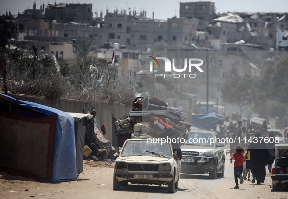 Palestinians are fleeing the eastern part of Khan Younis as they make their way after being ordered by the Israeli army to evacuate their ne...