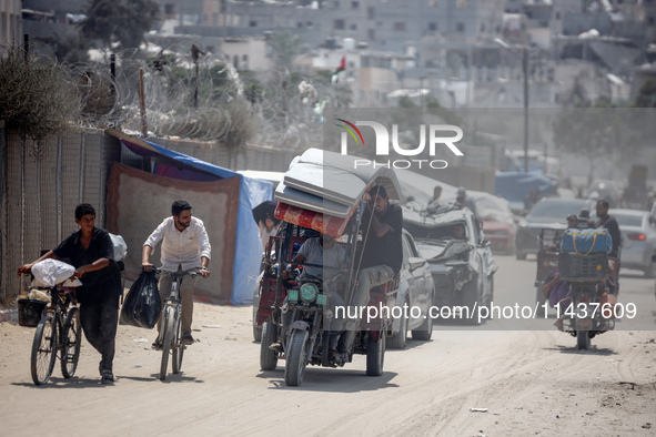 Palestinians are fleeing the eastern part of Khan Younis as they make their way after being ordered by the Israeli army to evacuate their ne...