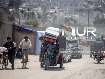 Palestinians are fleeing the eastern part of Khan Younis as they make their way after being ordered by the Israeli army to evacuate their ne...