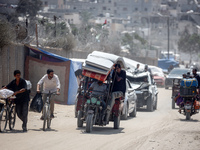 Palestinians are fleeing the eastern part of Khan Younis as they make their way after being ordered by the Israeli army to evacuate their ne...