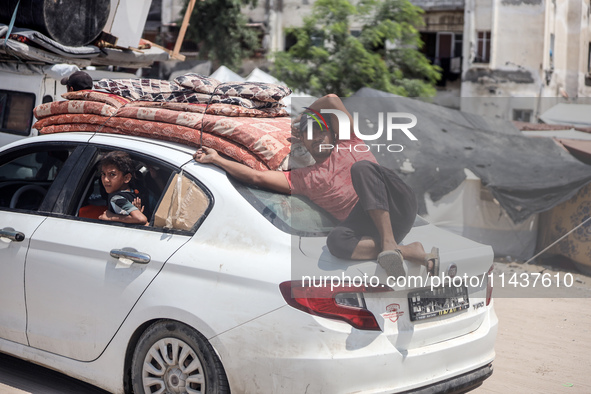 Palestinians are fleeing the eastern part of Khan Younis as they make their way after being ordered by the Israeli army to evacuate their ne...