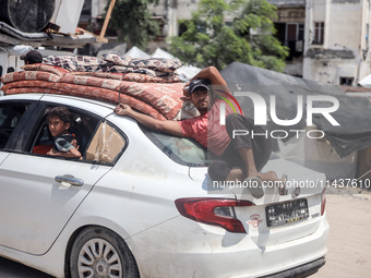 Palestinians are fleeing the eastern part of Khan Younis as they make their way after being ordered by the Israeli army to evacuate their ne...