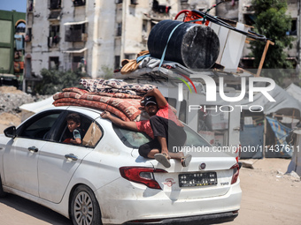 Palestinians are fleeing the eastern part of Khan Younis as they make their way after being ordered by the Israeli army to evacuate their ne...