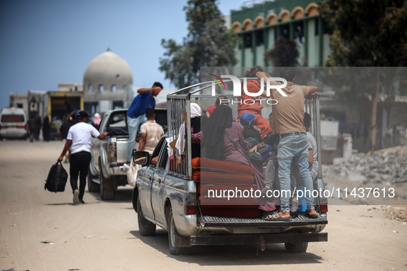 Palestinians are fleeing the eastern part of Khan Younis as they make their way after being ordered by the Israeli army to evacuate their ne...