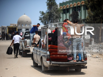 Palestinians are fleeing the eastern part of Khan Younis as they make their way after being ordered by the Israeli army to evacuate their ne...