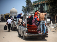 Palestinians are fleeing the eastern part of Khan Younis as they make their way after being ordered by the Israeli army to evacuate their ne...