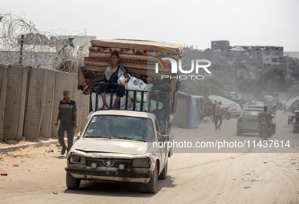 Palestinians are fleeing the eastern part of Khan Younis as they make their way after being ordered by the Israeli army to evacuate their ne...