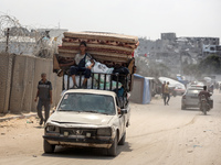 Palestinians are fleeing the eastern part of Khan Younis as they make their way after being ordered by the Israeli army to evacuate their ne...