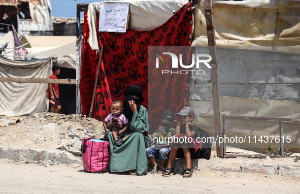 Palestinians are fleeing the eastern part of Khan Younis as they make their way after being ordered by the Israeli army to evacuate their ne...