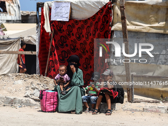 Palestinians are fleeing the eastern part of Khan Younis as they make their way after being ordered by the Israeli army to evacuate their ne...