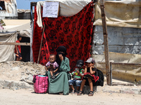 Palestinians are fleeing the eastern part of Khan Younis as they make their way after being ordered by the Israeli army to evacuate their ne...