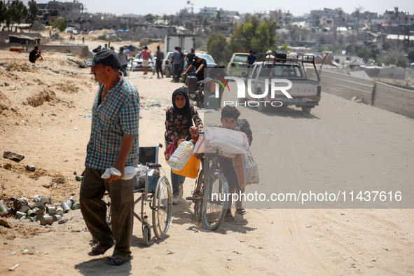 Palestinians are fleeing the eastern part of Khan Younis as they make their way after being ordered by the Israeli army to evacuate their ne...