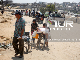 Palestinians are fleeing the eastern part of Khan Younis as they make their way after being ordered by the Israeli army to evacuate their ne...