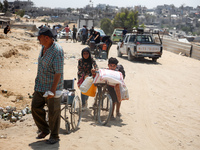 Palestinians are fleeing the eastern part of Khan Younis as they make their way after being ordered by the Israeli army to evacuate their ne...