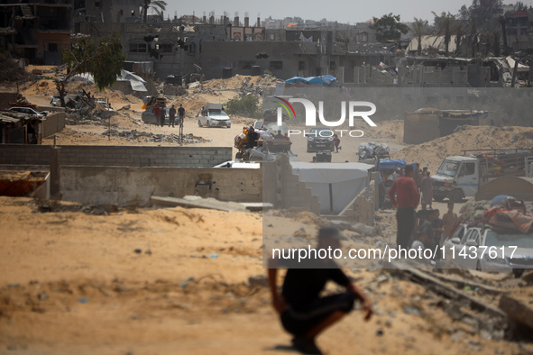 Palestinians are fleeing the eastern part of Khan Younis as they make their way after being ordered by the Israeli army to evacuate their ne...