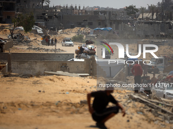 Palestinians are fleeing the eastern part of Khan Younis as they make their way after being ordered by the Israeli army to evacuate their ne...