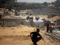 Palestinians are fleeing the eastern part of Khan Younis as they make their way after being ordered by the Israeli army to evacuate their ne...