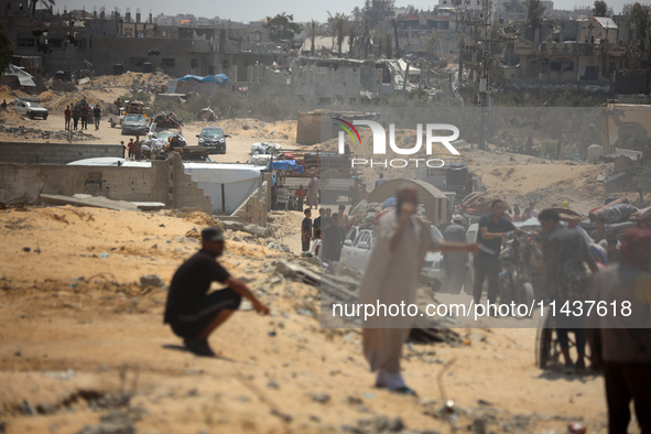 Palestinians are fleeing the eastern part of Khan Younis as they make their way after being ordered by the Israeli army to evacuate their ne...