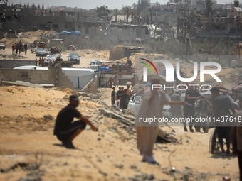 Palestinians are fleeing the eastern part of Khan Younis as they make their way after being ordered by the Israeli army to evacuate their ne...