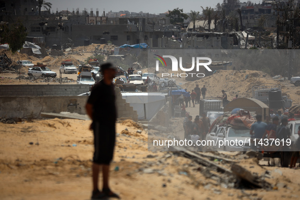 Palestinians are fleeing the eastern part of Khan Younis as they make their way after being ordered by the Israeli army to evacuate their ne...