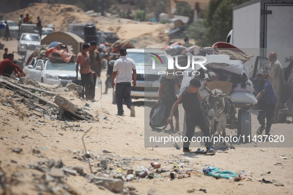 Palestinians are fleeing the eastern part of Khan Younis as they make their way after being ordered by the Israeli army to evacuate their ne...