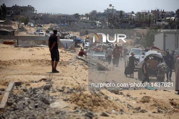 Palestinians are fleeing the eastern part of Khan Younis as they make their way after being ordered by the Israeli army to evacuate their ne...