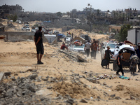 Palestinians are fleeing the eastern part of Khan Younis as they make their way after being ordered by the Israeli army to evacuate their ne...