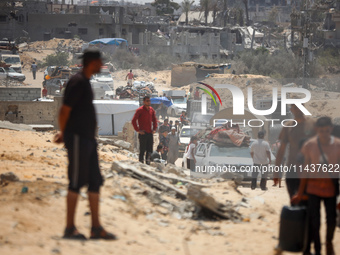 Palestinians are fleeing the eastern part of Khan Younis as they make their way after being ordered by the Israeli army to evacuate their ne...