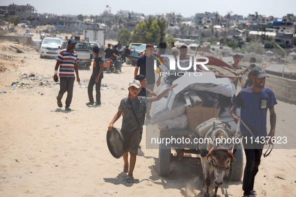 Palestinians are fleeing the eastern part of Khan Younis as they make their way after being ordered by the Israeli army to evacuate their ne...