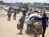 Palestinians are fleeing the eastern part of Khan Younis as they make their way after being ordered by the Israeli army to evacuate their ne...