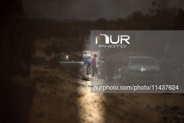 Palestinians are fleeing the eastern part of Khan Younis as they make their way after being ordered by the Israeli army to evacuate their ne...