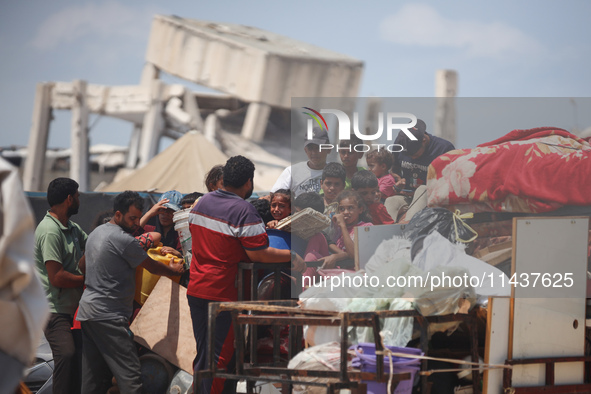 Palestinians are fleeing the eastern part of Khan Younis as they make their way after being ordered by the Israeli army to evacuate their ne...