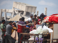 Palestinians are fleeing the eastern part of Khan Younis as they make their way after being ordered by the Israeli army to evacuate their ne...