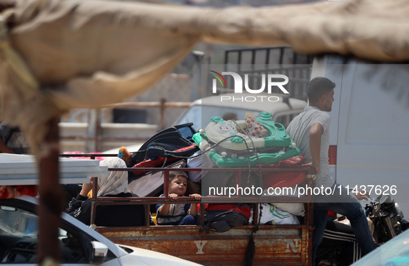 Palestinians are fleeing the eastern part of Khan Younis as they make their way after being ordered by the Israeli army to evacuate their ne...