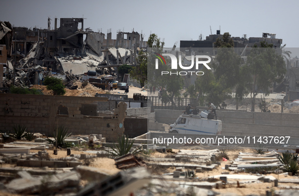 Palestinians are fleeing the eastern part of Khan Younis as they make their way after being ordered by the Israeli army to evacuate their ne...