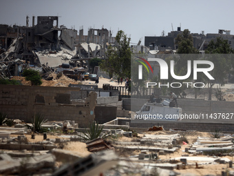 Palestinians are fleeing the eastern part of Khan Younis as they make their way after being ordered by the Israeli army to evacuate their ne...