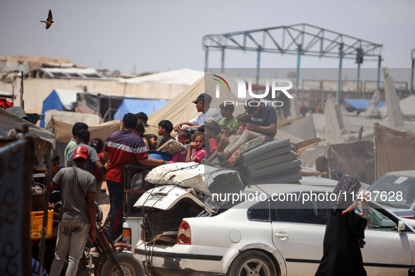 Palestinians are fleeing the eastern part of Khan Younis as they make their way after being ordered by the Israeli army to evacuate their ne...