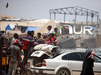 Palestinians are fleeing the eastern part of Khan Younis as they make their way after being ordered by the Israeli army to evacuate their ne...