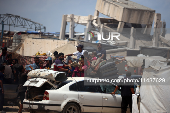 Palestinians are fleeing the eastern part of Khan Younis as they make their way after being ordered by the Israeli army to evacuate their ne...