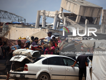 Palestinians are fleeing the eastern part of Khan Younis as they make their way after being ordered by the Israeli army to evacuate their ne...