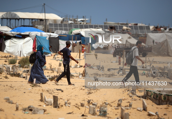 Palestinians are fleeing the eastern part of Khan Younis as they make their way after being ordered by the Israeli army to evacuate their ne...