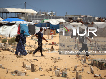 Palestinians are fleeing the eastern part of Khan Younis as they make their way after being ordered by the Israeli army to evacuate their ne...