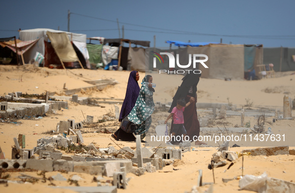 Palestinians are fleeing the eastern part of Khan Younis as they make their way after being ordered by the Israeli army to evacuate their ne...