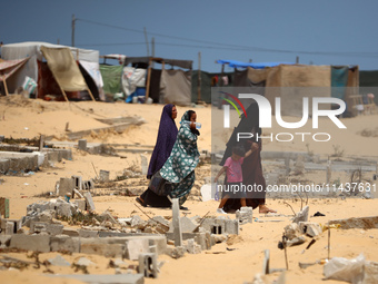 Palestinians are fleeing the eastern part of Khan Younis as they make their way after being ordered by the Israeli army to evacuate their ne...