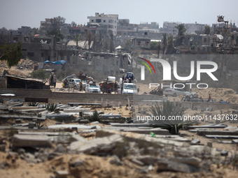 Palestinians are fleeing the eastern part of Khan Younis as they make their way after being ordered by the Israeli army to evacuate their ne...