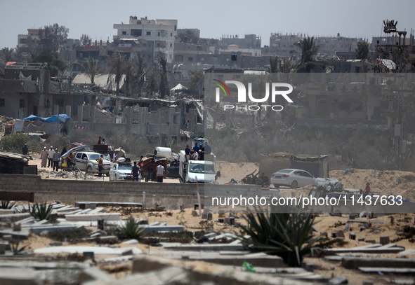 Palestinians are fleeing the eastern part of Khan Younis as they make their way after being ordered by the Israeli army to evacuate their ne...